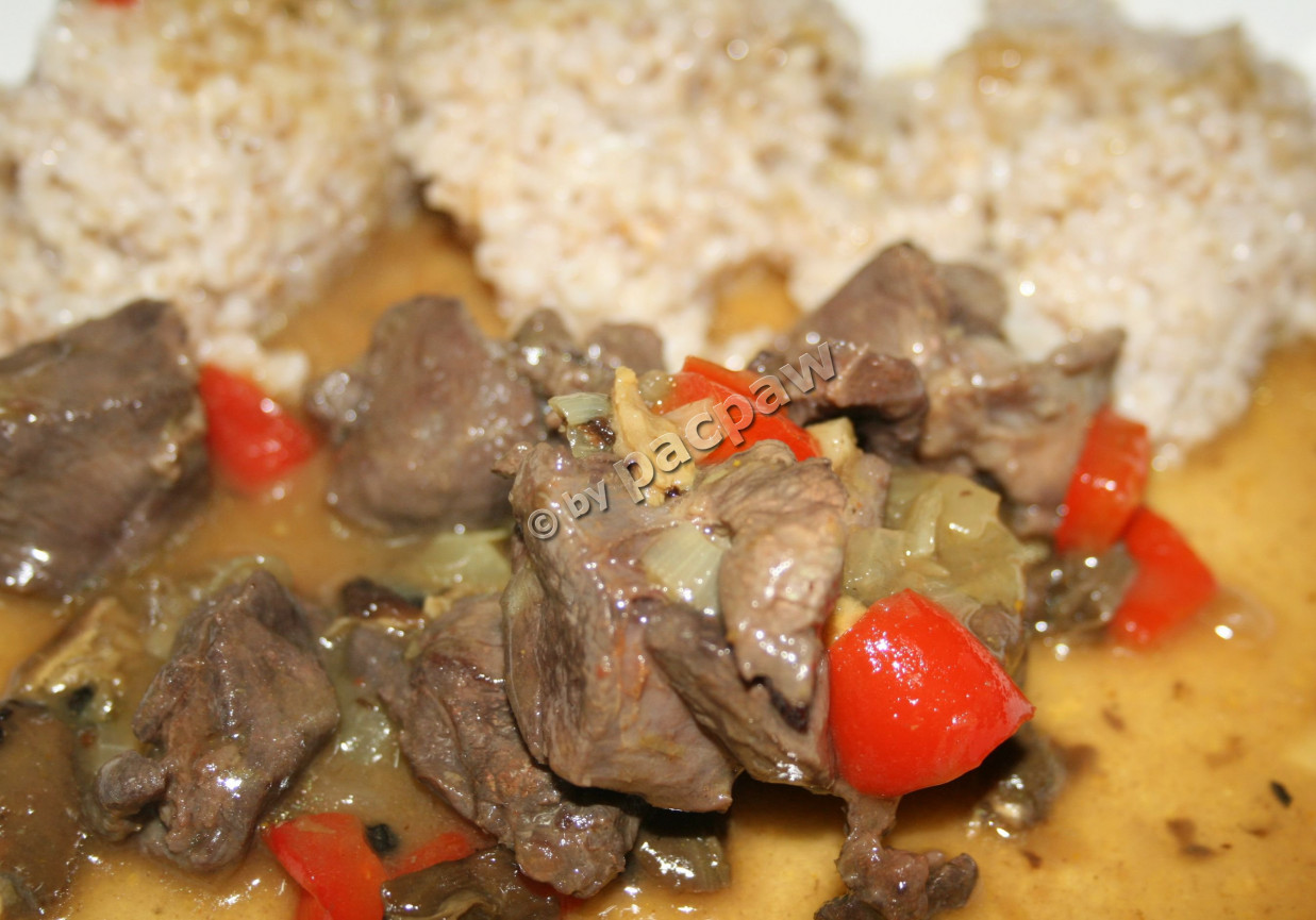 Dziczyzna w sosie z suszonych kani z kaszą jęczmienną foto