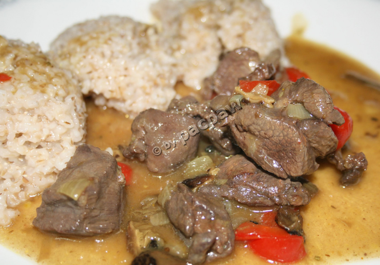 Dziczyzna w sosie z suszonych kani z kaszą jęczmienną foto