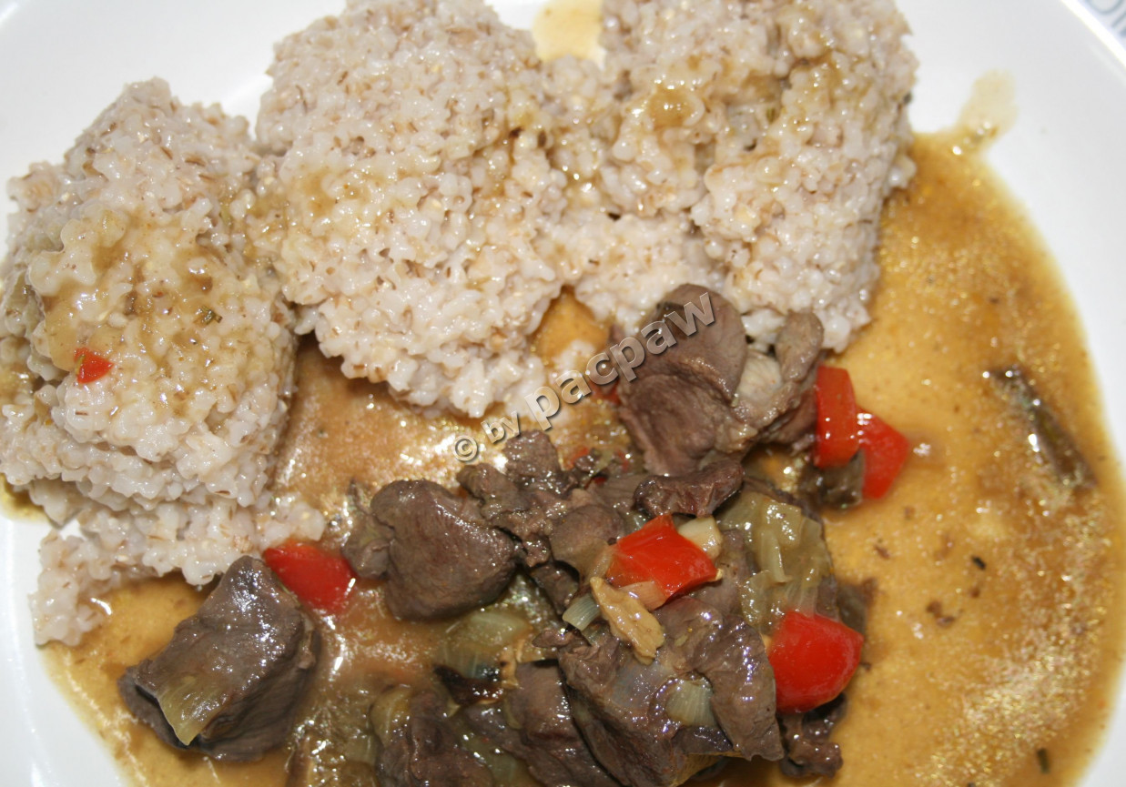 Dziczyzna w sosie z suszonych kani z kaszą jęczmienną foto