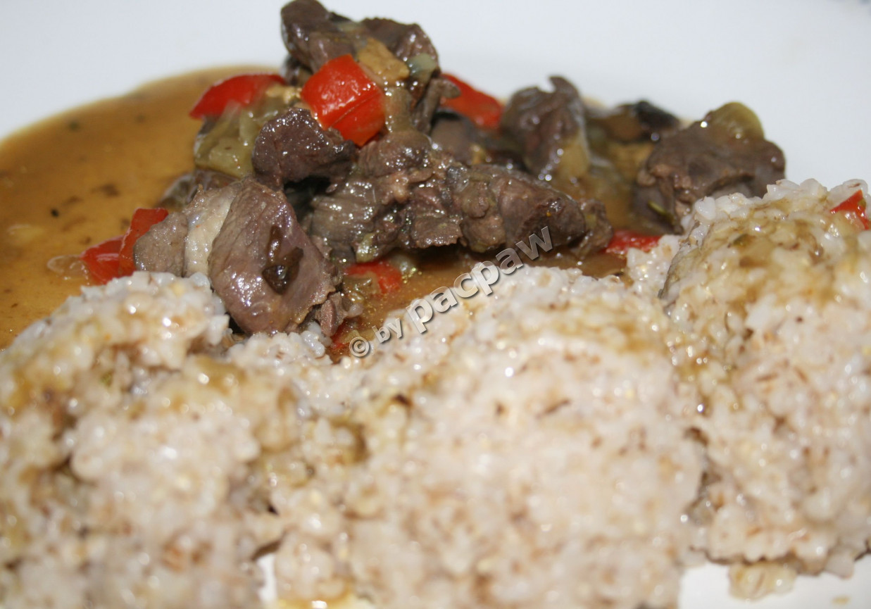 Dziczyzna w sosie z suszonych kani z kaszą jęczmienną foto