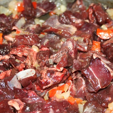 Krok 5 - Dziczyzna w sosie z suszonych kani z kaszą jęczmienną foto