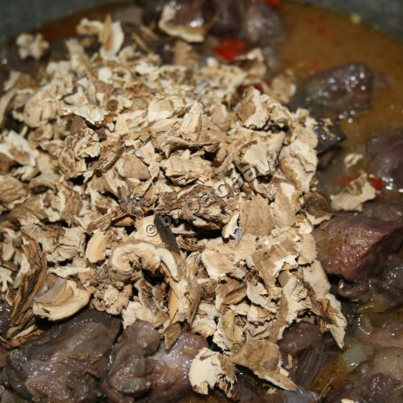 Krok 6 - Dziczyzna w sosie z suszonych kani z kaszą jęczmienną foto