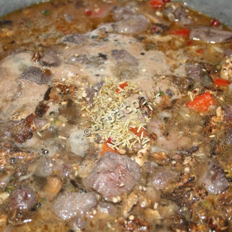 Krok 7 - Dziczyzna w sosie z suszonych kani z kaszą jęczmienną foto