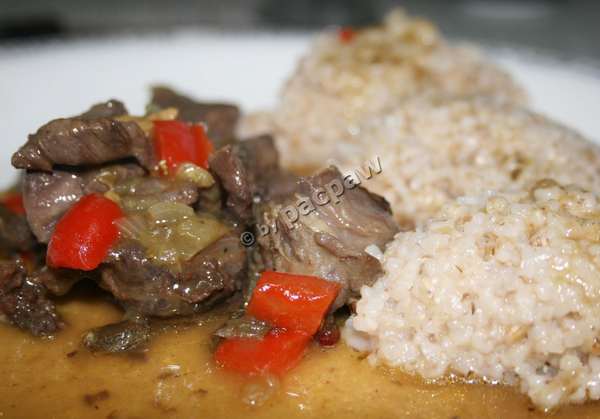 Dziczyzna w sosie z suszonych kani z kaszą jęczmienną foto