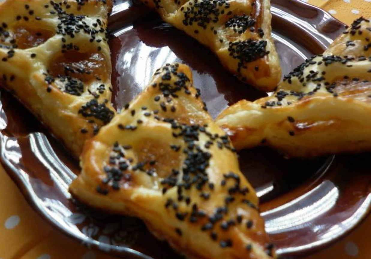 Dziurkowane ciasteczka francuskie z marmoladą z pigwy pod czarnym sezamem. foto