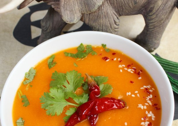 Fotografia przedstawiająca Egzotyczna zupa krem z marchewki na ostro