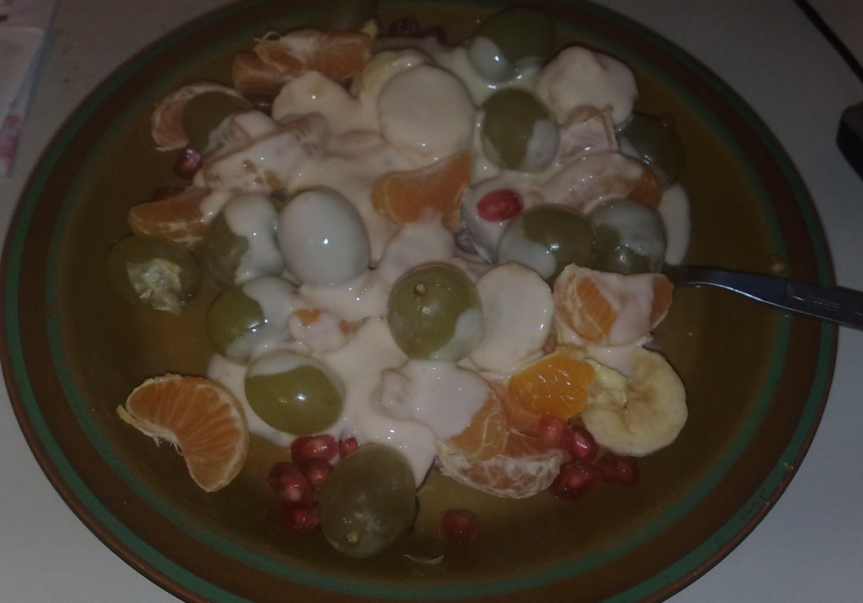 Egzotyczno-owocowa salatka z jogurtem foto