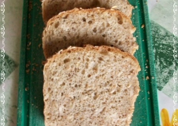 Fotografia przedstawiająca Ekologiczny chleb z ziarnami