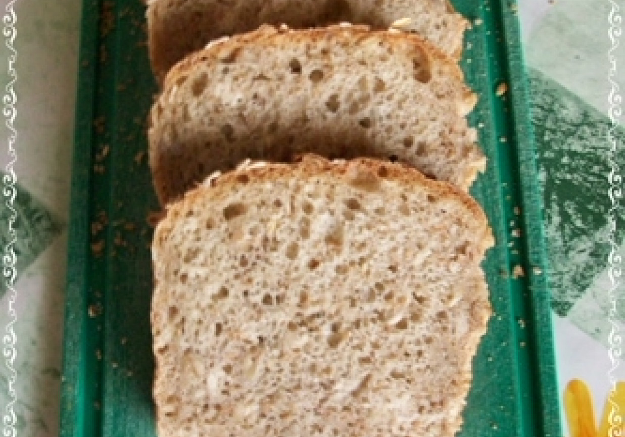 Ekologiczny chleb z ziarnami foto