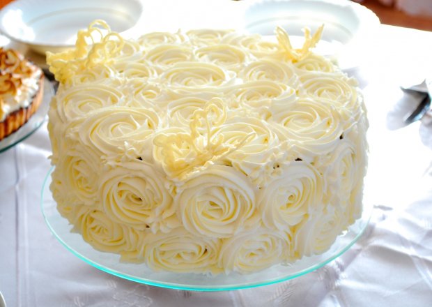 Fotografia przedstawiająca Ekskluzywny tort z brzoskwiniowym musem