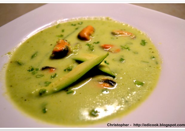 Fotografia przedstawiająca Ekspresowa, egzotyczna zupa z awokado i małży