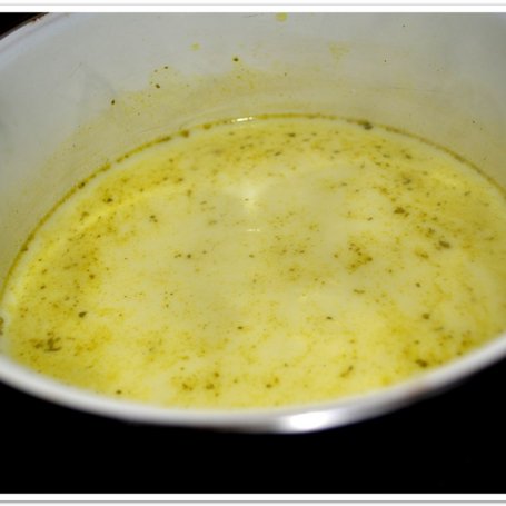 Krok 2 - Ekspresowa, egzotyczna zupa z awokado i małży foto