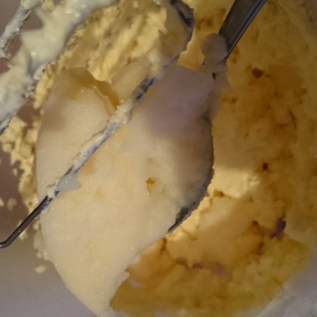 Krok 2 - Ekspresowa kremówka na herbatnikach z sosem toffi foto