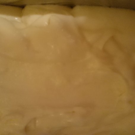 Krok 3 - Ekspresowa kremówka na herbatnikach z sosem toffi foto