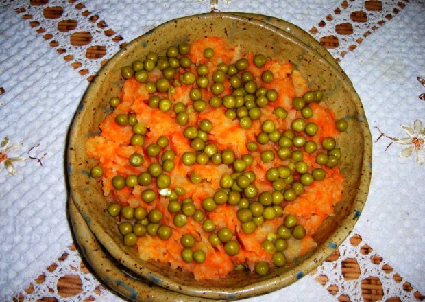 Fotografia przedstawiająca Ekspresowa sałatka z marchewki i groszku