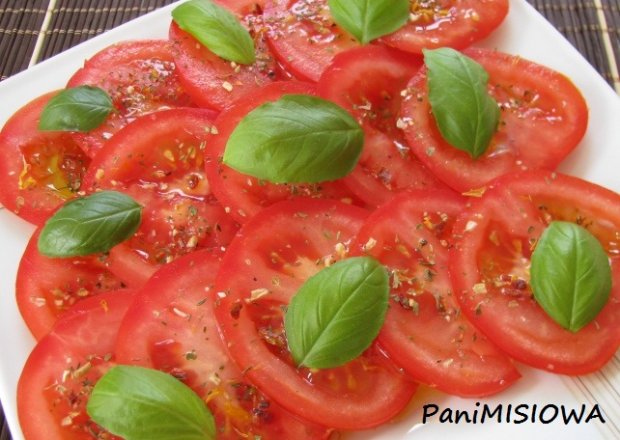 Fotografia przedstawiająca Ekspresowa sałatka z pomidorów