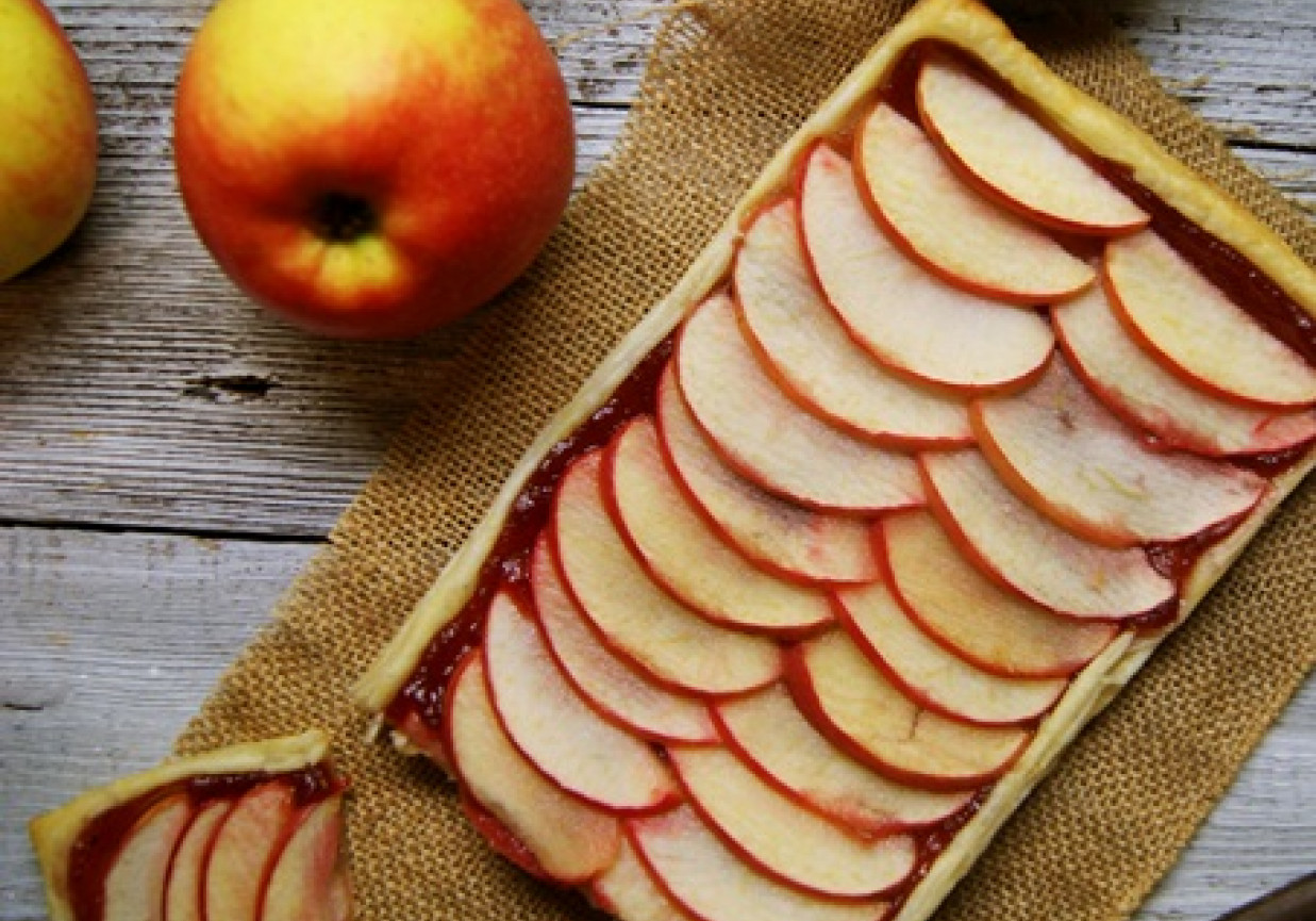 Ekspresowe ciacho z jabłkami na cieście francuskim foto