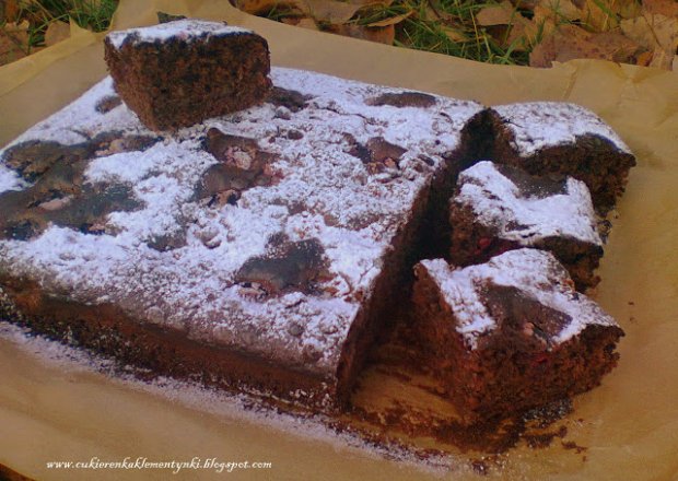 Fotografia przedstawiająca ekspresowe ciasto czekoladowe z wiśniami