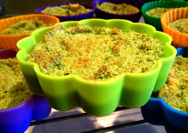 Fotografia przedstawiająca Ekspresowe mini-przystawki brokułowe do drugiego dania