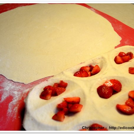 Krok 4 - Ekspresowe pierożki z truskawkami. foto