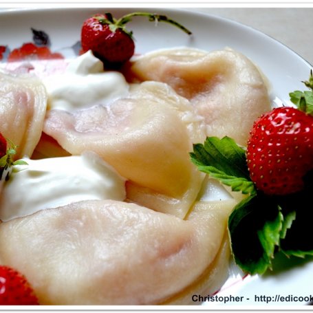 Krok 8 - Ekspresowe pierożki z truskawkami. foto