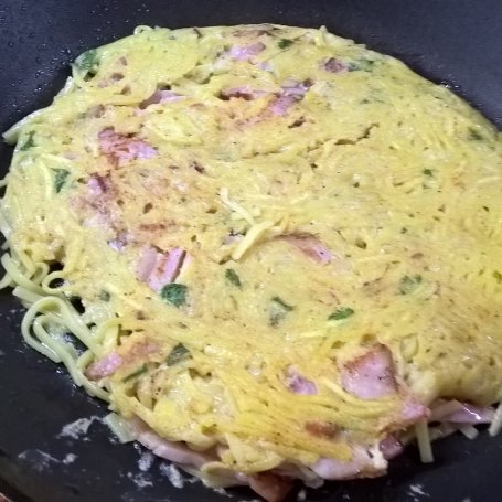 Krok 3 - Ekspresowy omlet makaronowy Zewy foto