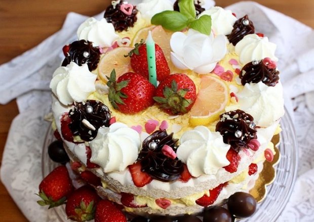 Fotografia przedstawiająca Ekspresowy tort bezowy z cytrynowym kremem mascarpone i truskawkami