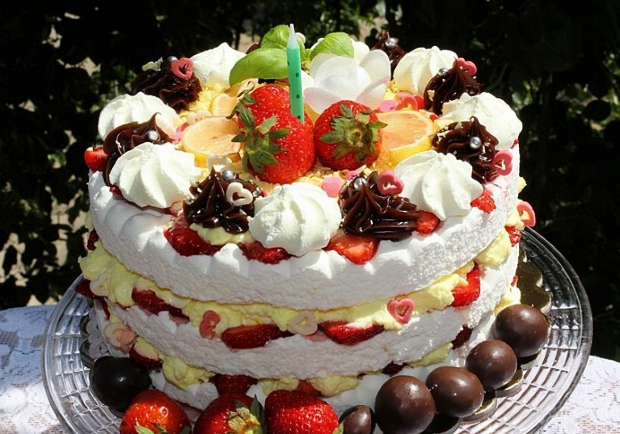 Ekspresowy tort bezowy z cytrynowym kremem mascarpone i truskawkami foto