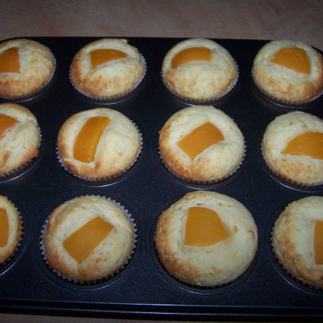 Krok 5 - Ekspressowe muffiny, czyli z ricottą i brzoskwinią :) foto