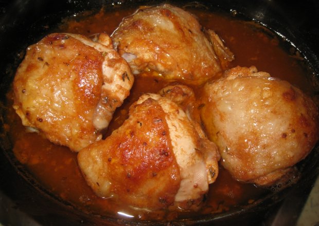 Fotografia przedstawiająca EMALIOWANE udka z kurczaka