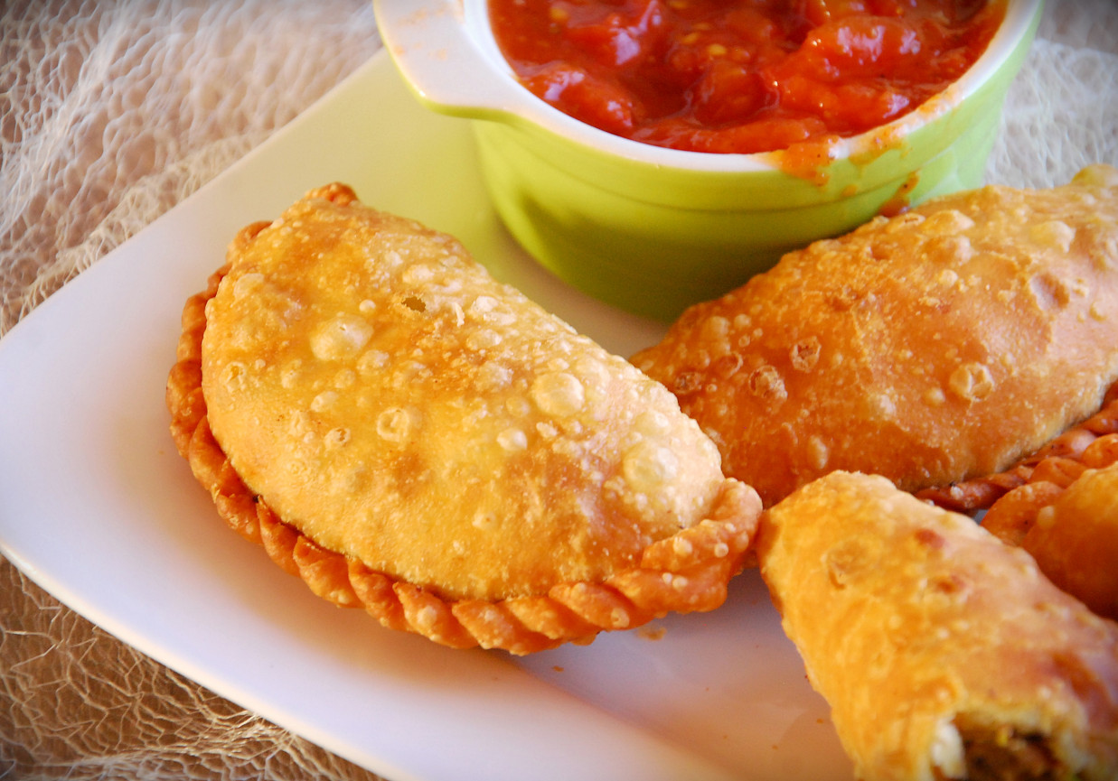 Empanadas - meksykańskie pierożki z ostrym sosem pomidorowym foto