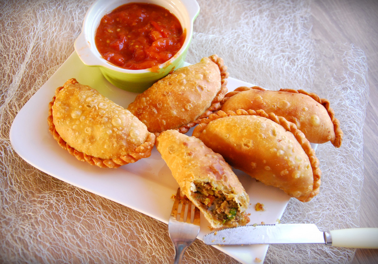Empanadas - meksykańskie pierożki z ostrym sosem pomidorowym foto