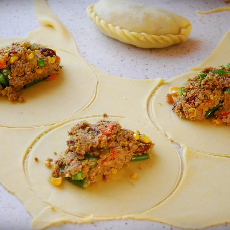Krok 5 - Empanadas - meksykańskie pierożki z ostrym sosem pomidorowym foto