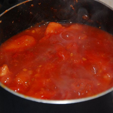 Krok 8 - Empanadas - meksykańskie pierożki z ostrym sosem pomidorowym foto