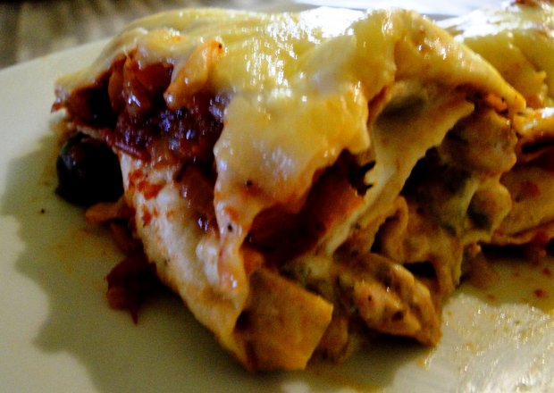 Fotografia przedstawiająca Enchiladas z pikantnym sosem