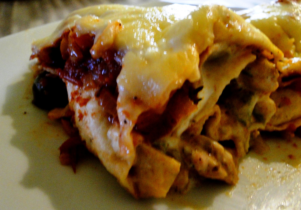 Enchiladas z pikantnym sosem foto