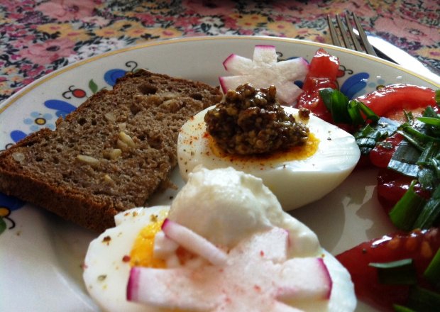 Fotografia przedstawiająca Energetyczne smaczne śniadanie (jajko, sardynki, fasolki)