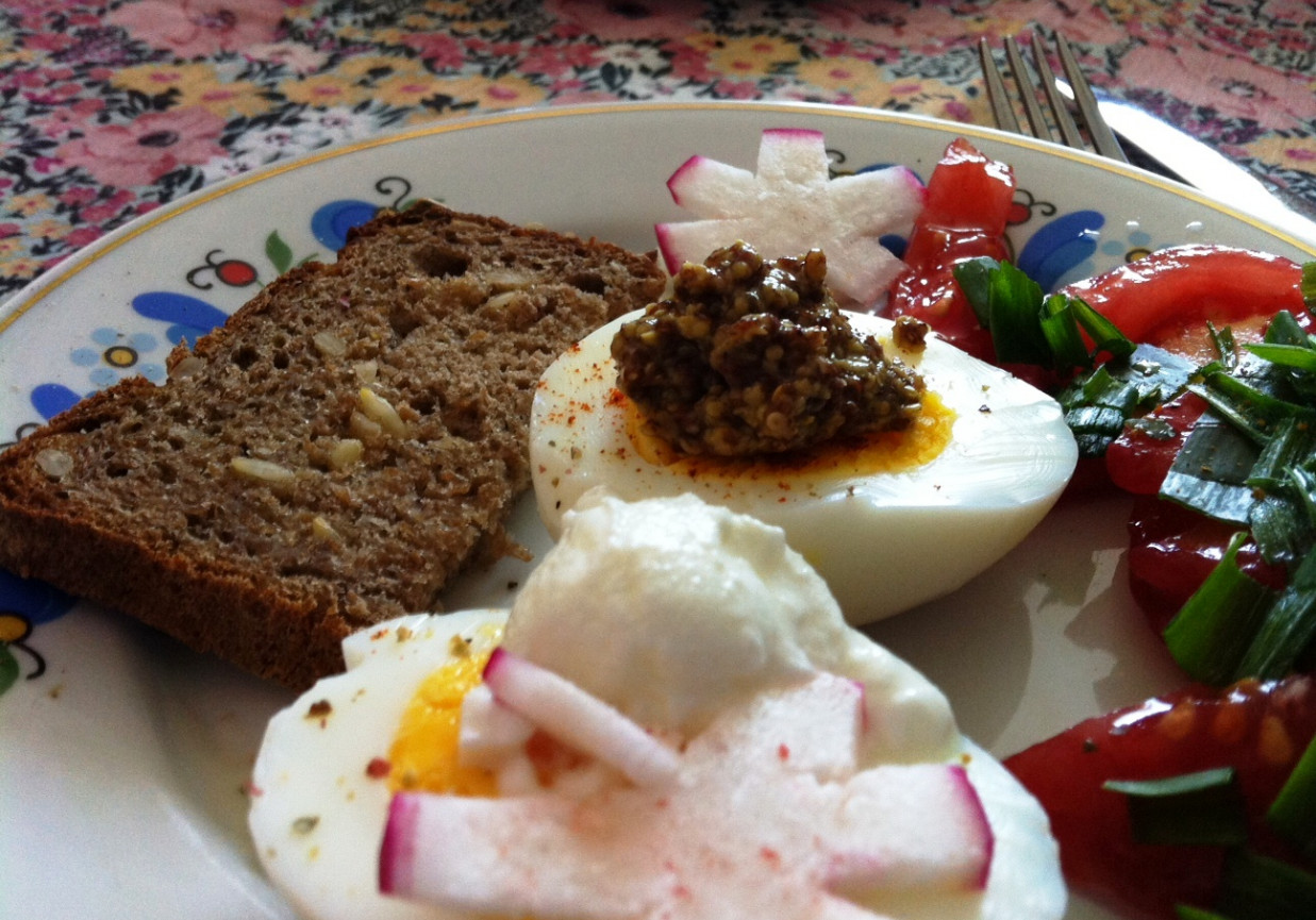 Energetyczne smaczne śniadanie (jajko, sardynki, fasolki) foto