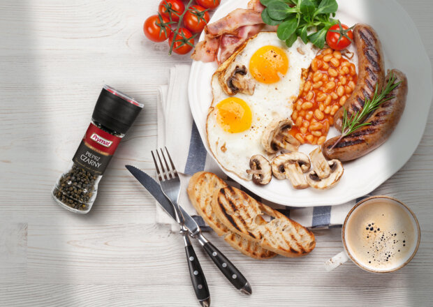 Fotografia przedstawiająca English breakfast z pomidorami i grzankami