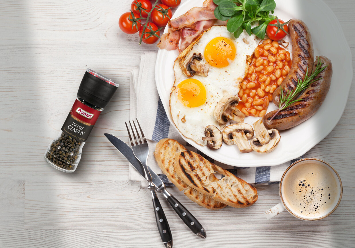 English breakfast z pomidorami i grzankami foto
