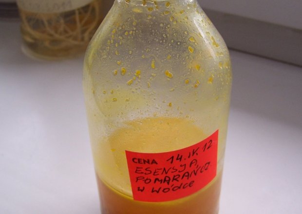 Fotografia przedstawiająca esensja pomarańczowa na wódce