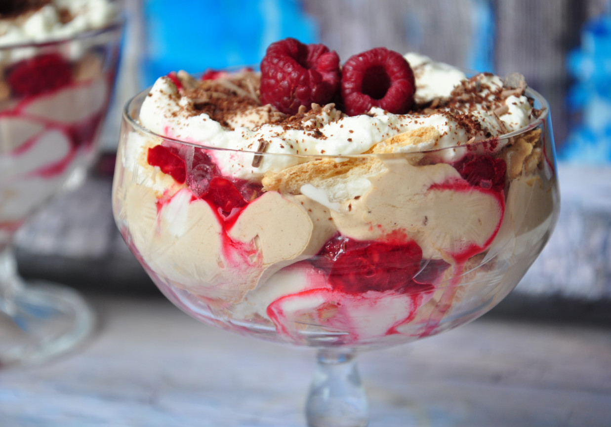 Eton mess  deser z kawą i malinami foto