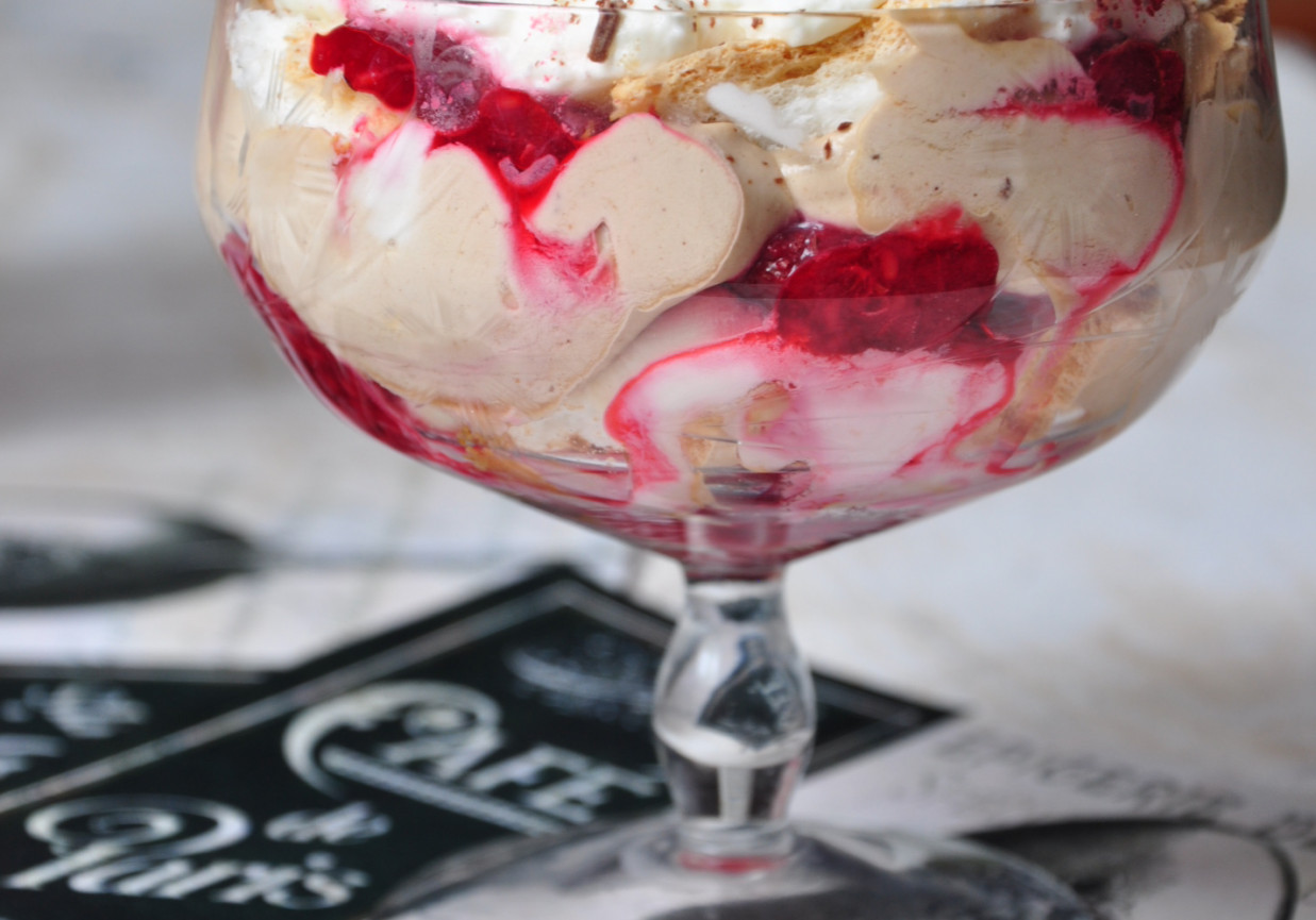 Eton mess  deser z kawą i malinami foto
