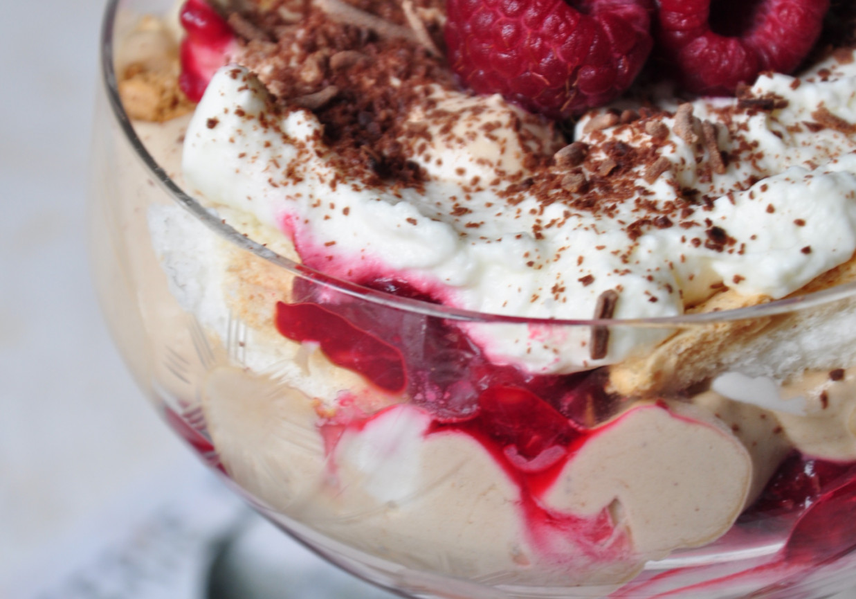 Eton mess  deser z kawą i malinami foto