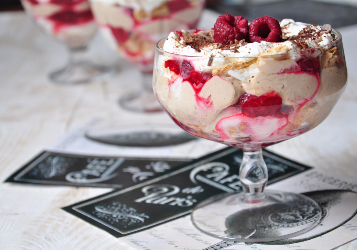 Eton mess  deser z kawą i malinami foto