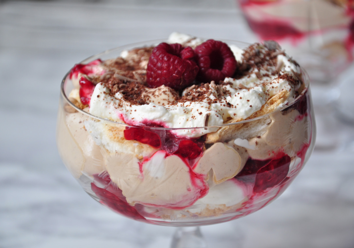 Eton mess  deser z kawą i malinami foto