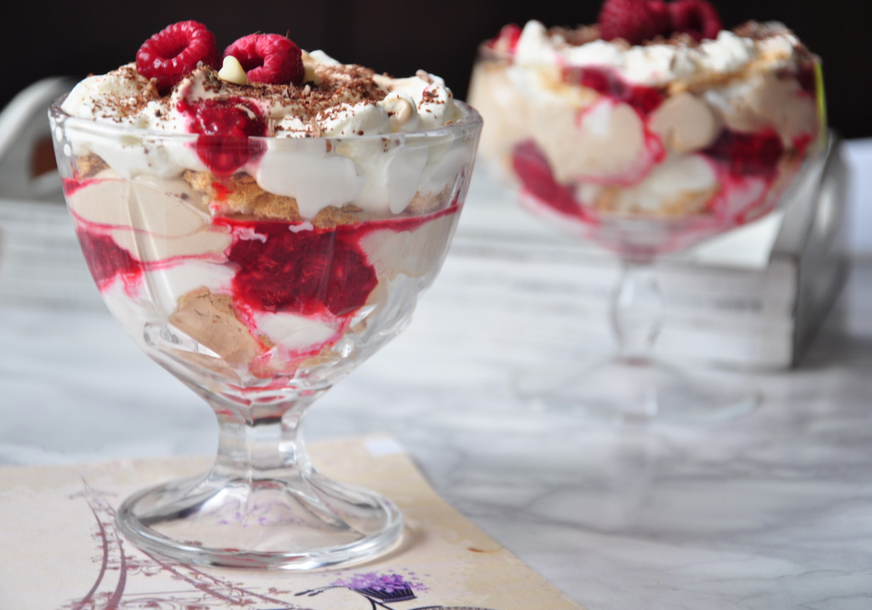 Eton mess  deser z kawą i malinami foto