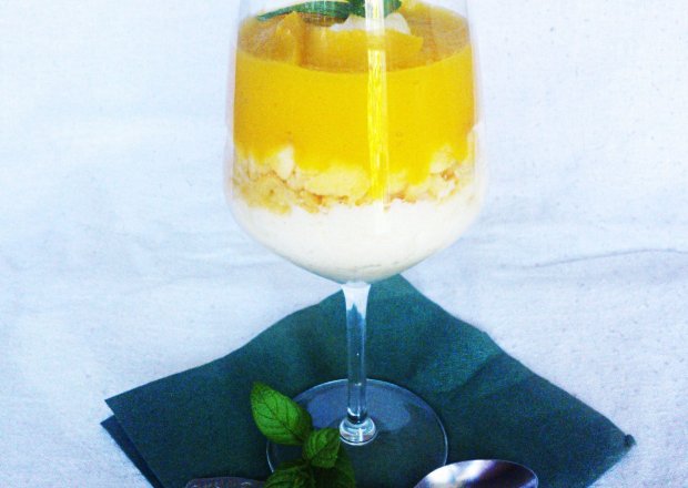 Fotografia przedstawiająca Exotic - mus z mango i białą czekoladą