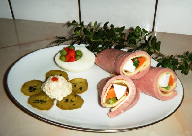 Fotografia przedstawiająca Expresowa przekąska z jajka, wędliny i sera