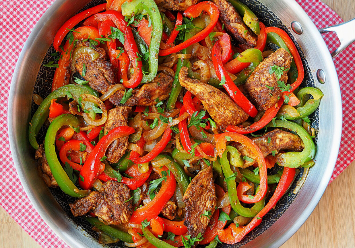 Fajitas z kurczakiem, kolorową papryką i cebulą foto